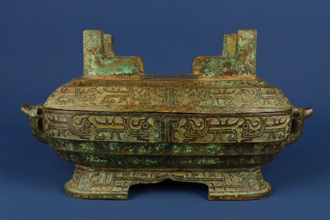 An Exquisite Chinese Bronze Square Pu: Size: Height 18 cm - Width 25 cm Materials: Bronze Dynasty: zhou dynasty Attribution: 700-BC Object: Chinese Antiques