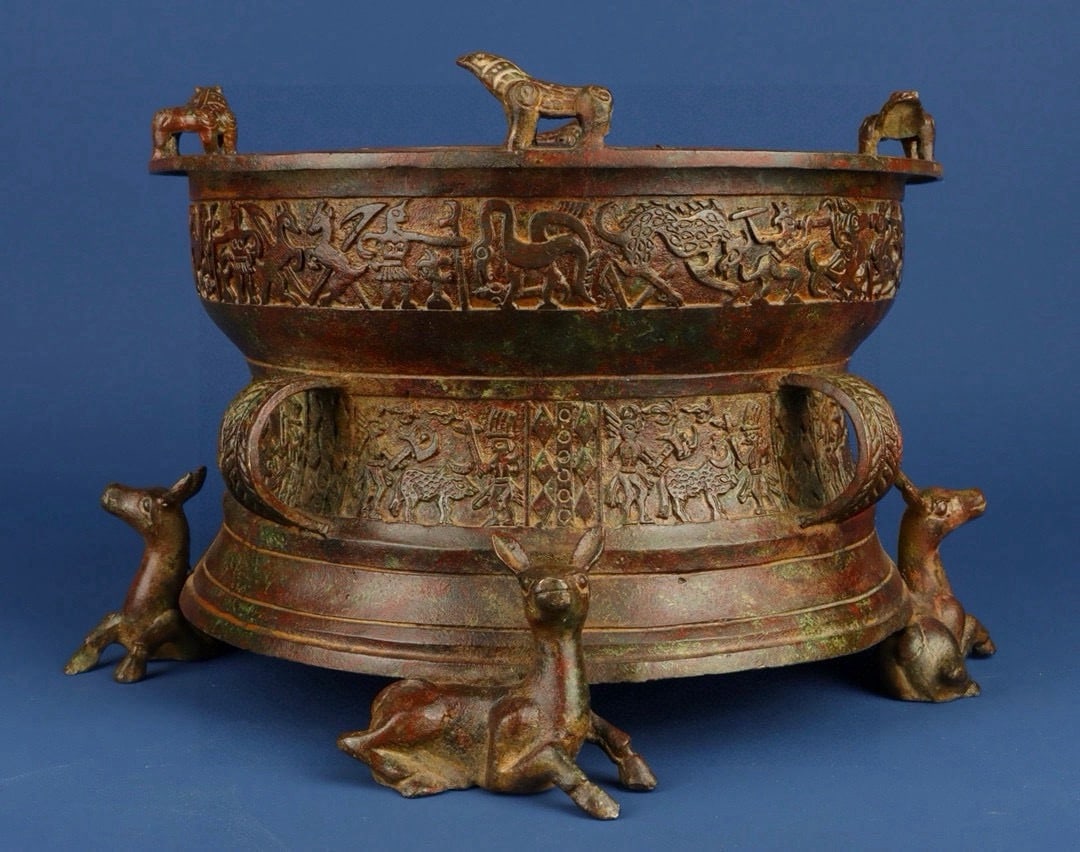 An Exquisite Chinese Bronze Frog Drum: Size: Height 19 cm - Width 29 cm Materials: Bronze Dynasty: zhou dynasty Attribution: 700-BC Object: Chinese Antiques