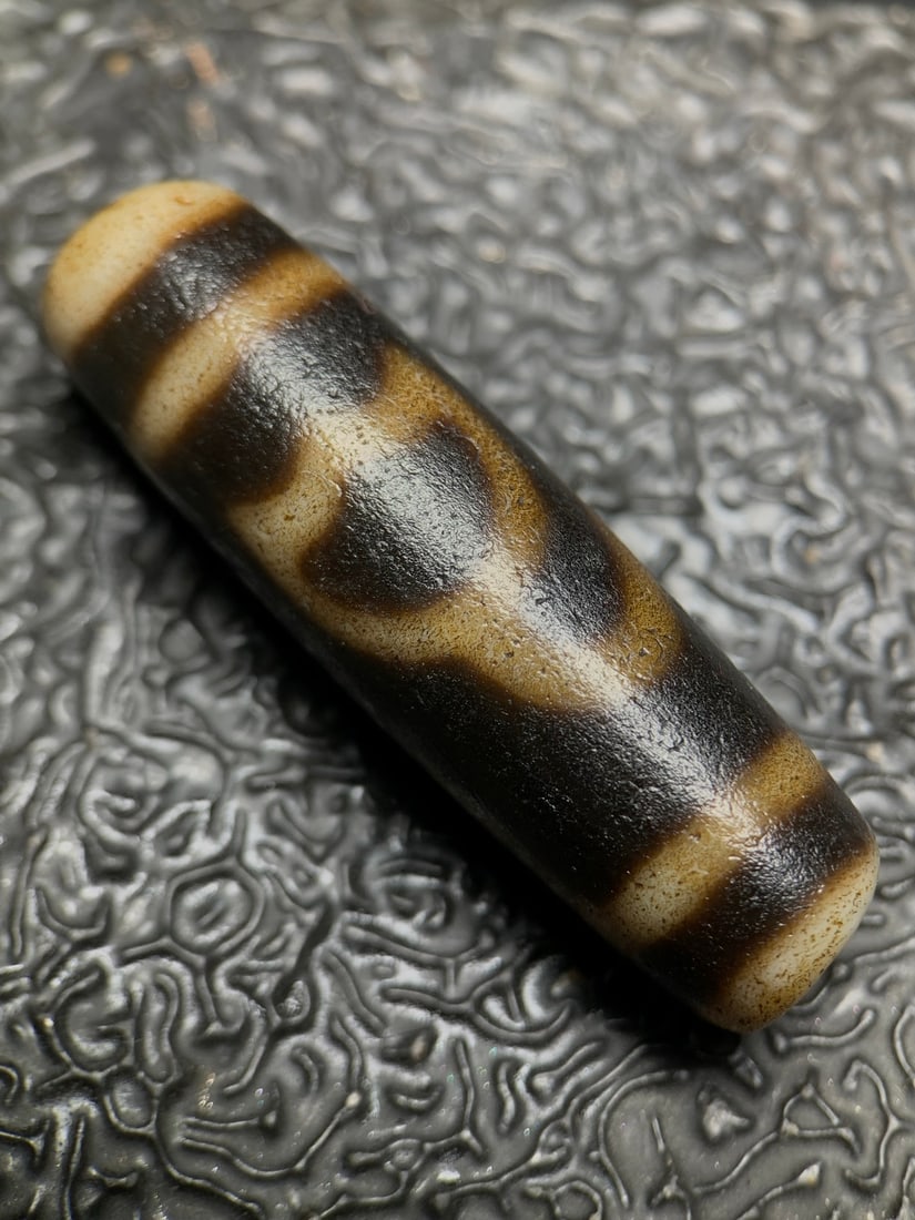 Chinese Natural Agate DZI Beads: Size: Width 4.3 cm - Height 1.3 cm Materials: Agate Dynasty: Qing dynasty Attribution: Qianlong Period Object: DZI beads