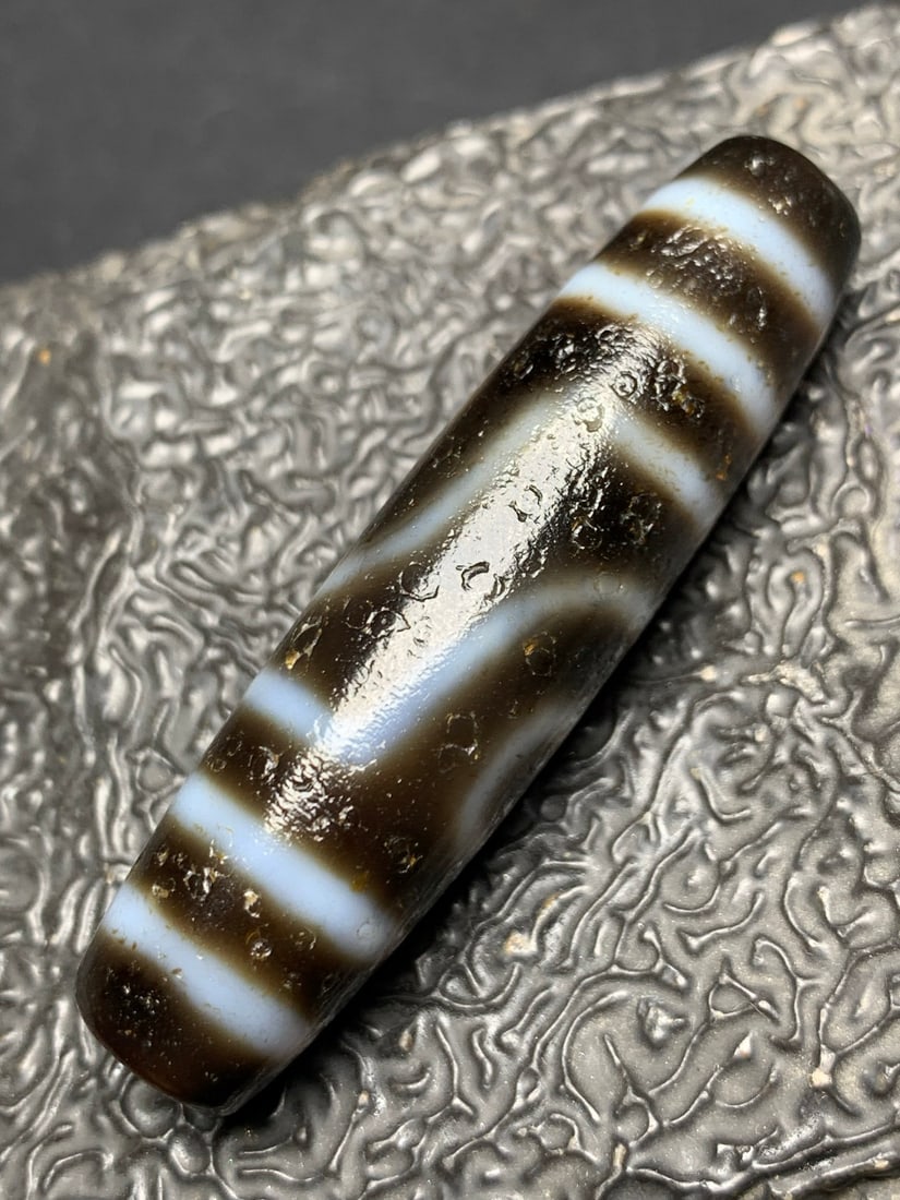 Chinese Natural Agate DZI Beads: Size: Width 5.6 cm - Height 1.4 cm Materials: Agate Dynasty: Qing dynasty Attribution: Qianlong Period Object: DZI beads