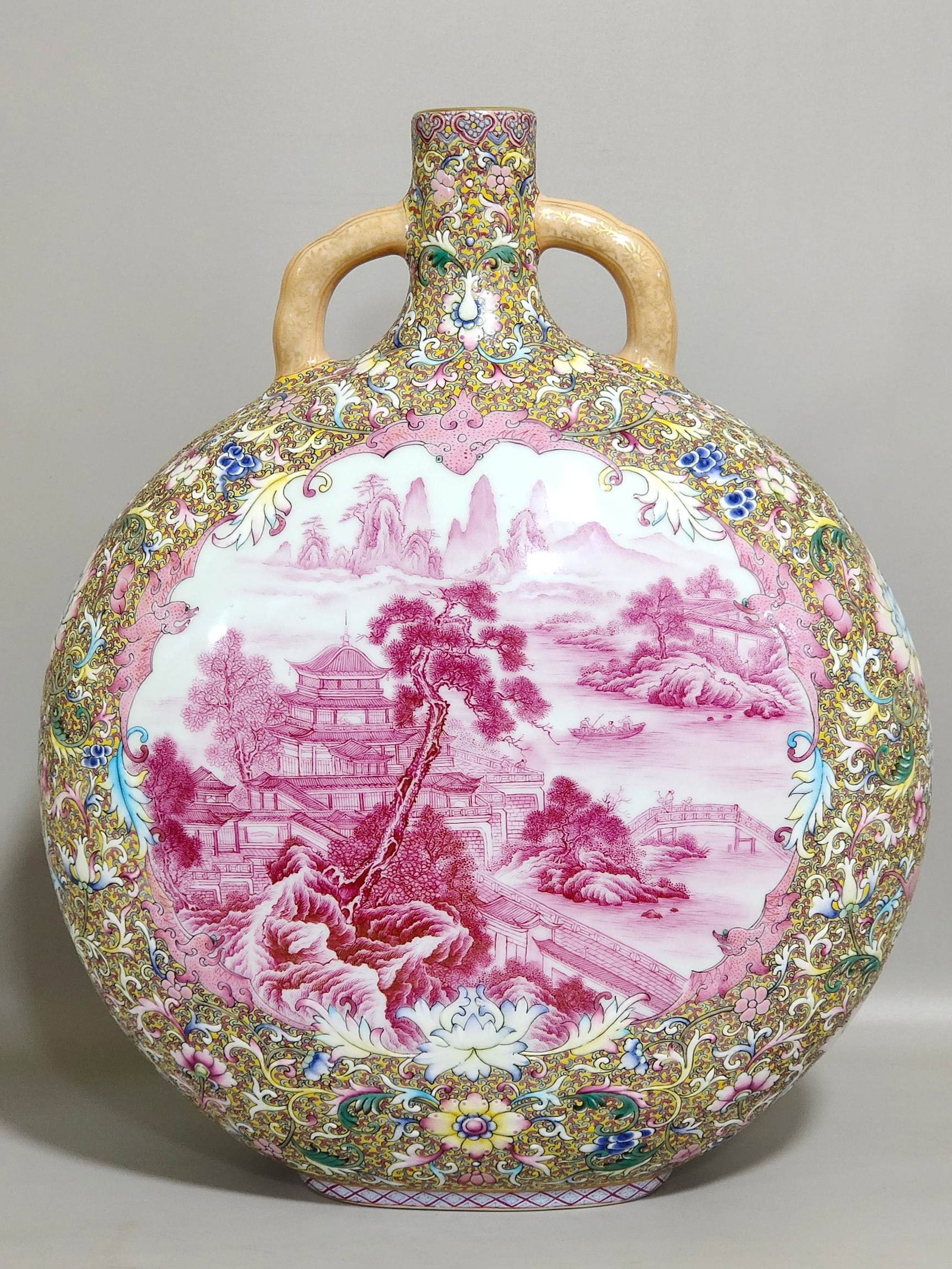 An Exquisite Chinese Fushou continuous window agate red landscape moon vase: Size: Height 31 cm - Width 24.5 cm Materials: Porcelain Dynasty: Qing dynasty Inscription: Qianlong Mark Object: vase