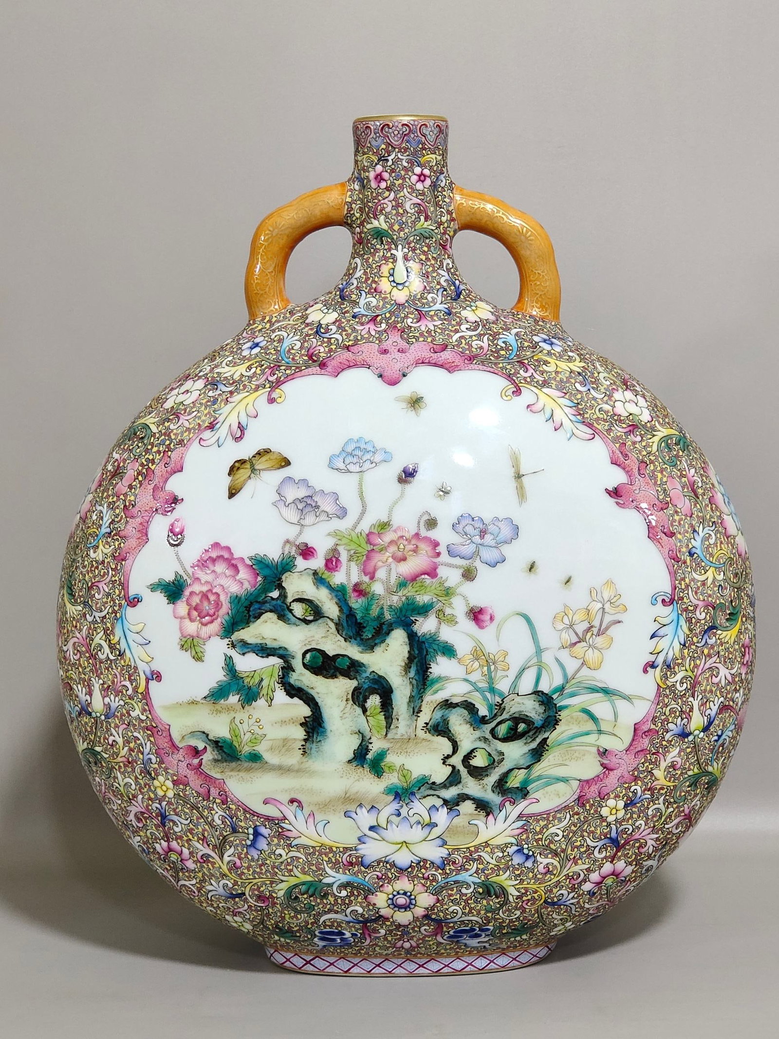 An Exquisite Chinese Fushou Continuous Open Window Poppy Holding the Moon Vase: Size: Height 30.5 cm - Width 24.5 cm Materials: Porcelain Dynasty: Qing dynasty Inscription: Qianlong Mark Object: vase