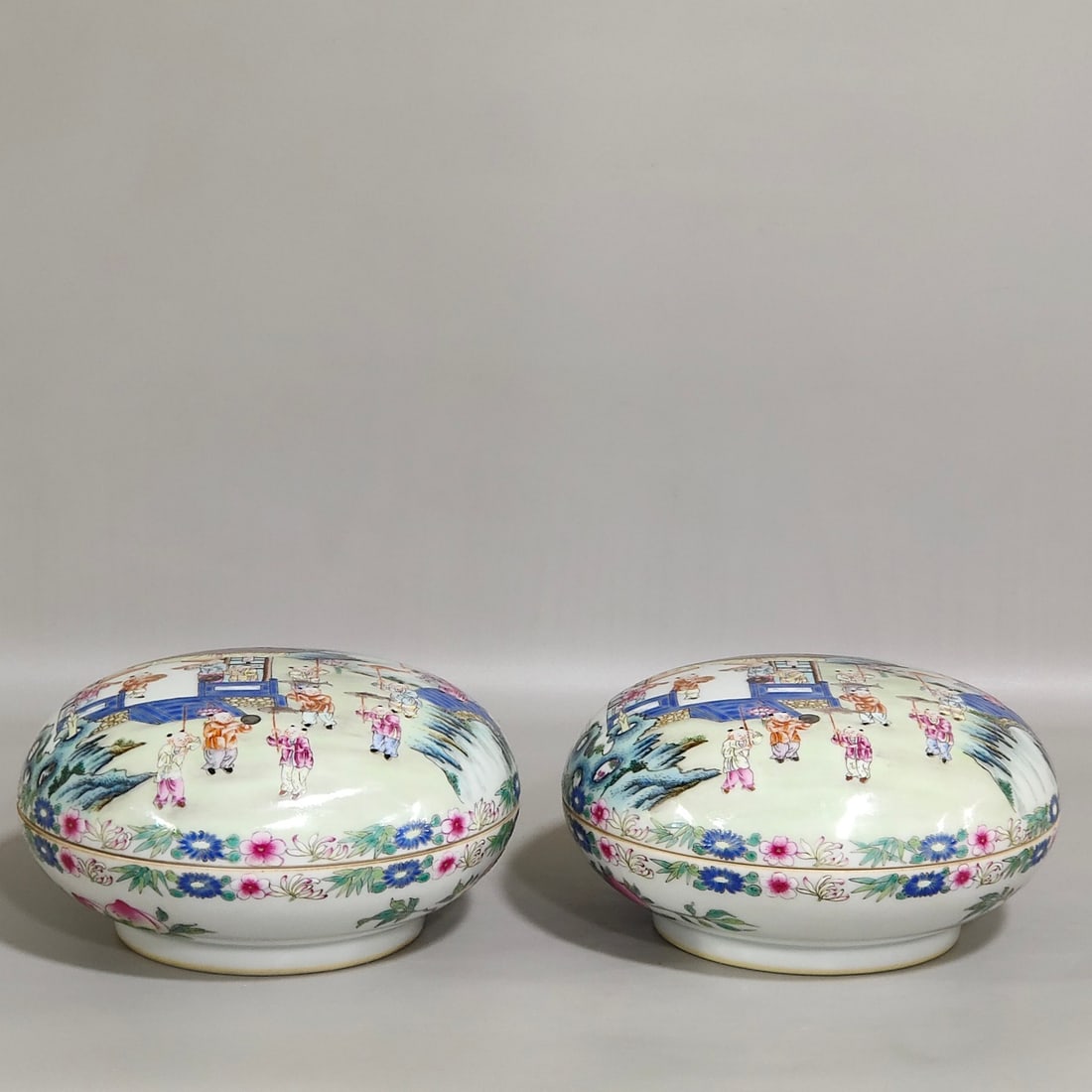 An Exquisite Chinese boy's spring cover box: Size: Width 12.7 cm - Height 6.8 cm Materials: Porcelain Dynasty: Qing dynasty Inscription: Qianlong Mark Object: box