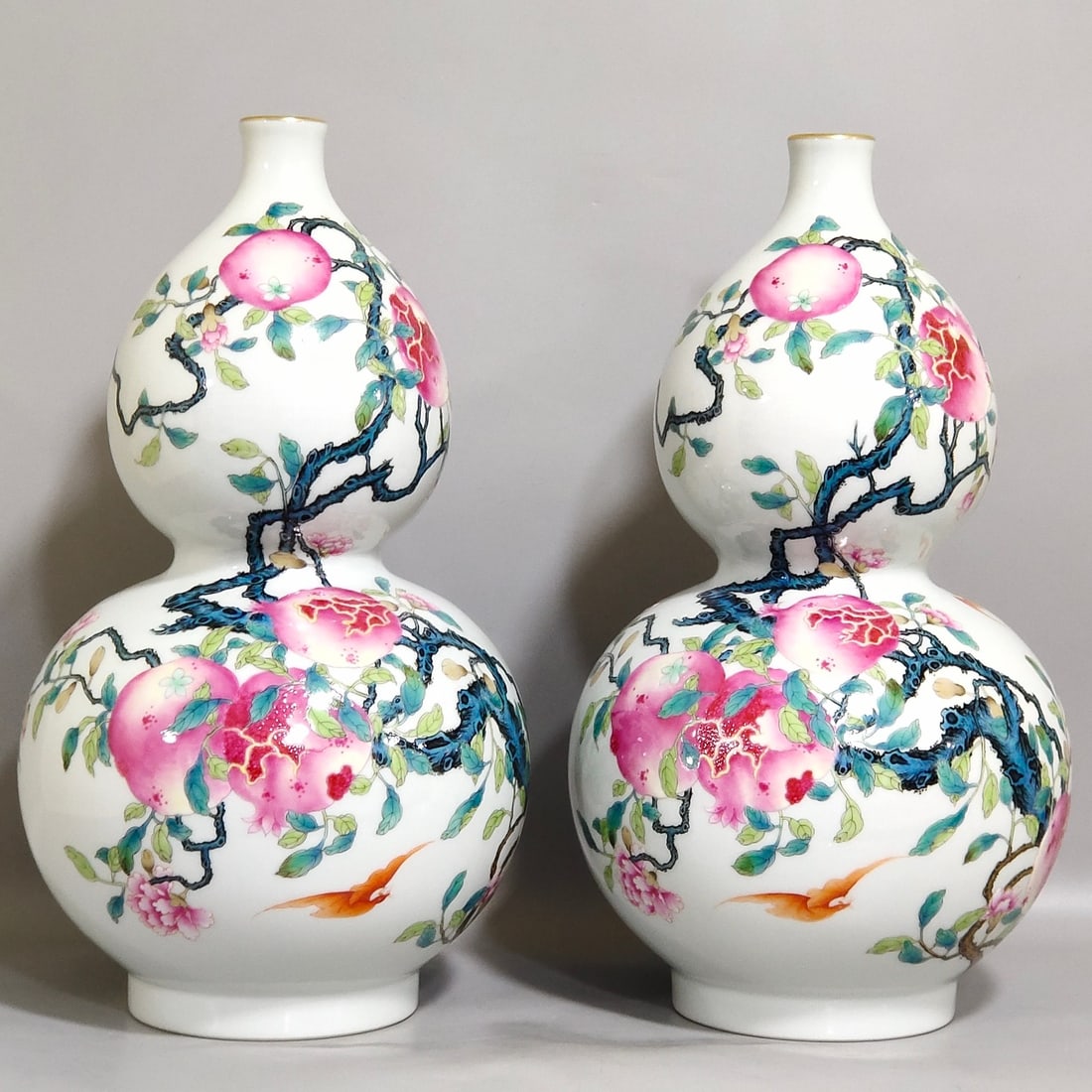 An Exquisite Chinese ever open gourd bottle with a smiling mouth: Size: Height 33.5 cm - Width 17.5 cm Materials: Porcelain Dynasty: Qing dynasty Inscription: Qianlong Mark Object: bottle