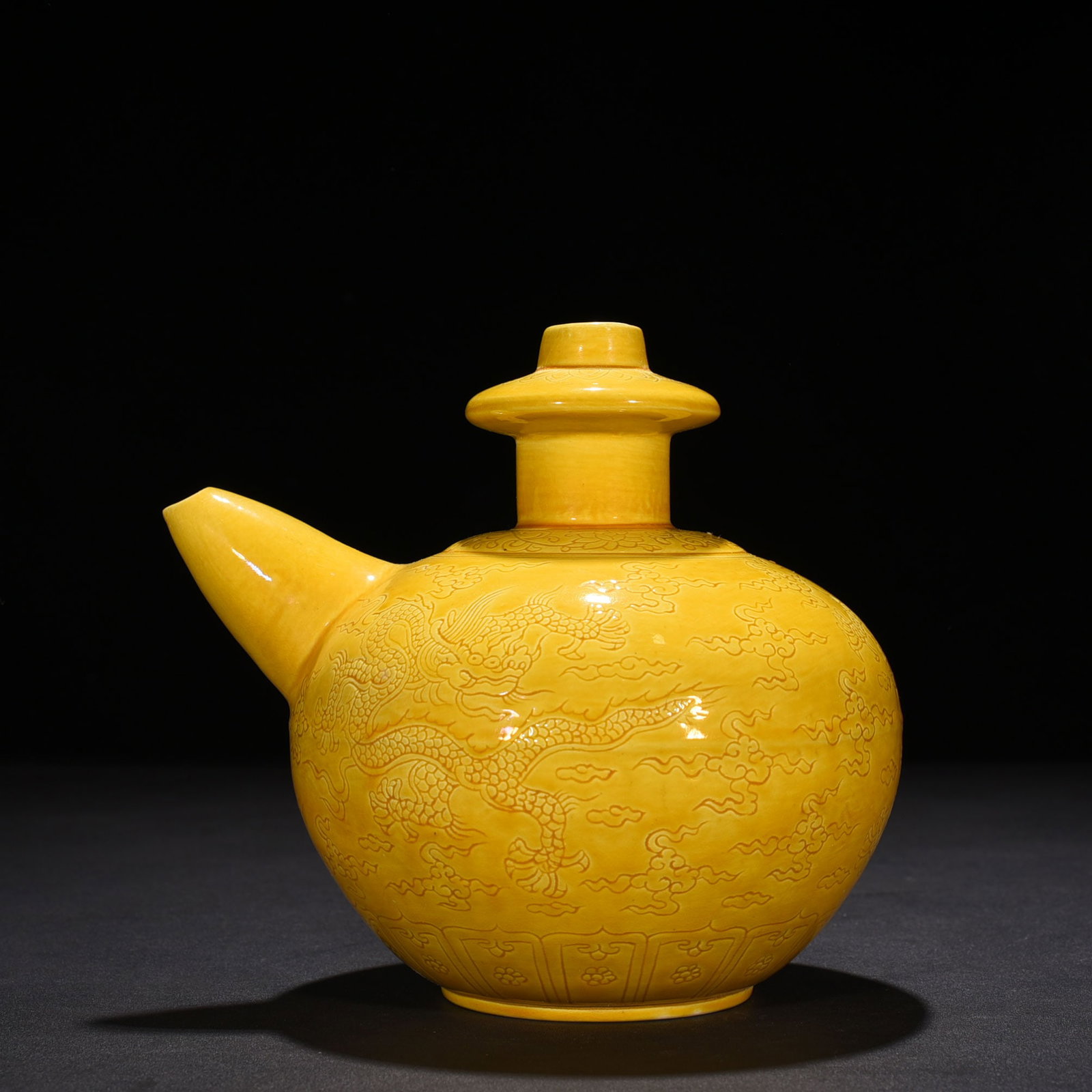 An Exquisite Chinese delicate yellow glaze military holding: Size: Height 17 cm - Widthh 16 cm Materials: Porcelain Dynasty: Ming dynasty Attribution: hongzhi Object: military holding