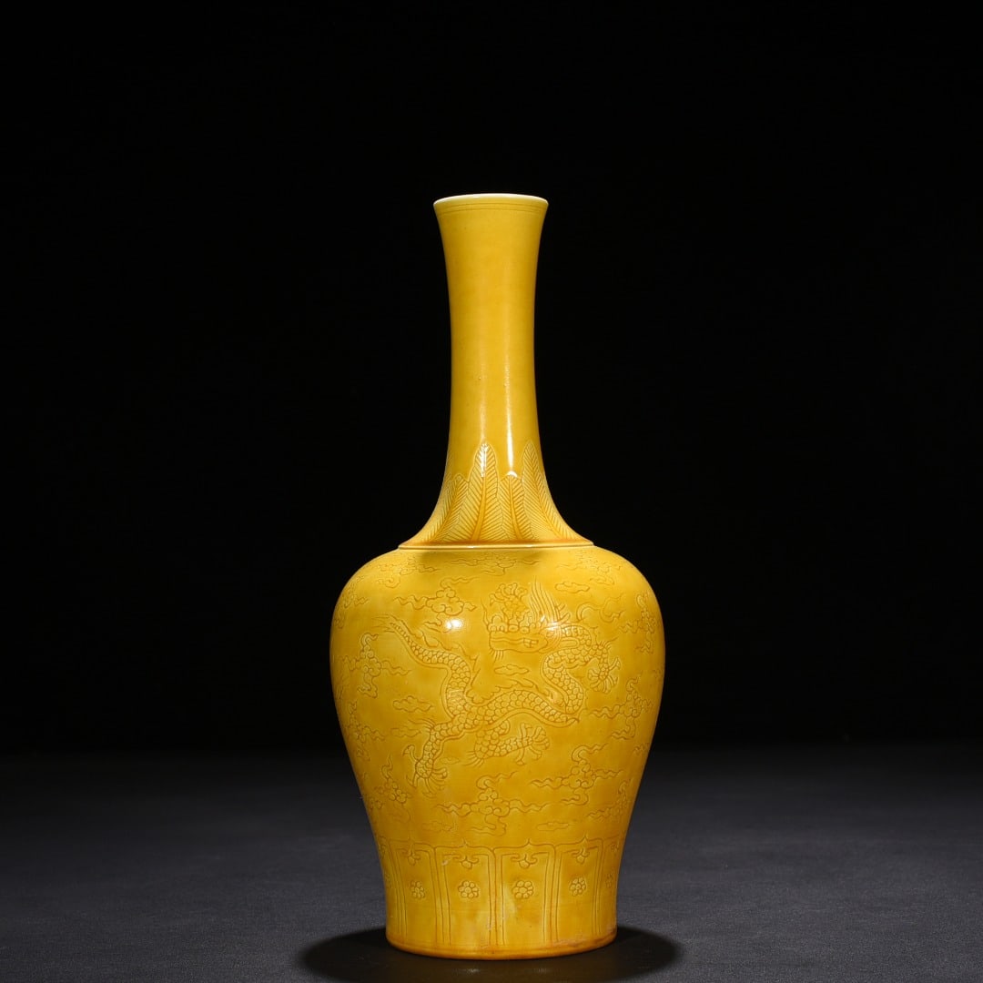 An Exquisite Chinese jiao yellow glaze rattle vase: Size: Height 29 cm - Widthh 12 cm Materials: Porcelain Dynasty: Ming dynasty Attribution: hongzhi Object: vase