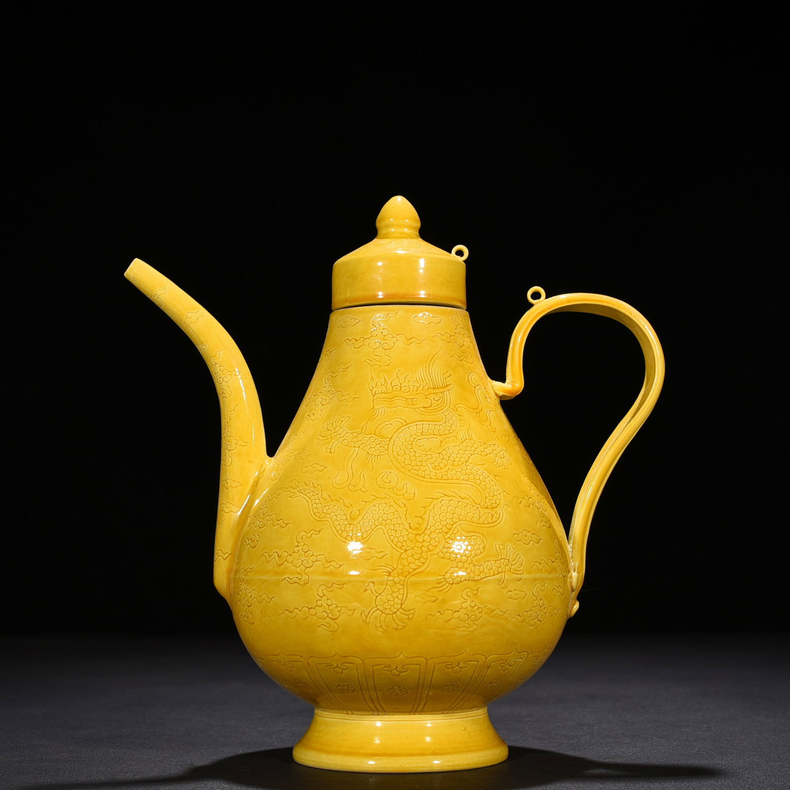 An Exquisite Chinese jiao yellow glaze pot: Size: Height 24 cm - Widthh 22 cm Materials: Porcelain Dynasty: Ming dynasty Attribution: hongzhi Object: pot