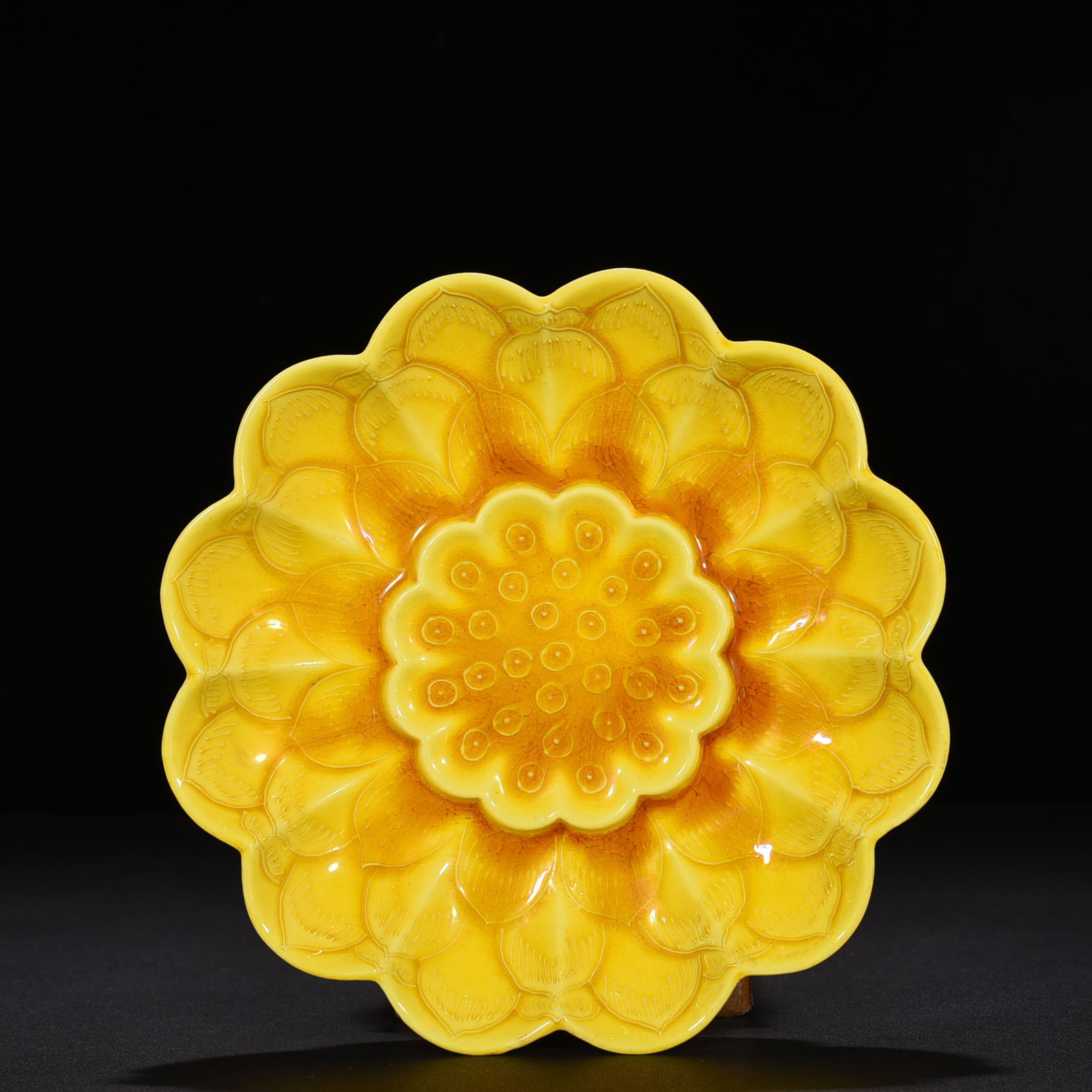 An Exquisite Chinese delicate yellow glazed lotus plate: Size: Height 3.5 cm - Widthh 18 cm Materials: Porcelain Dynasty: Ming dynasty Attribution: hongzhi Object: plate
