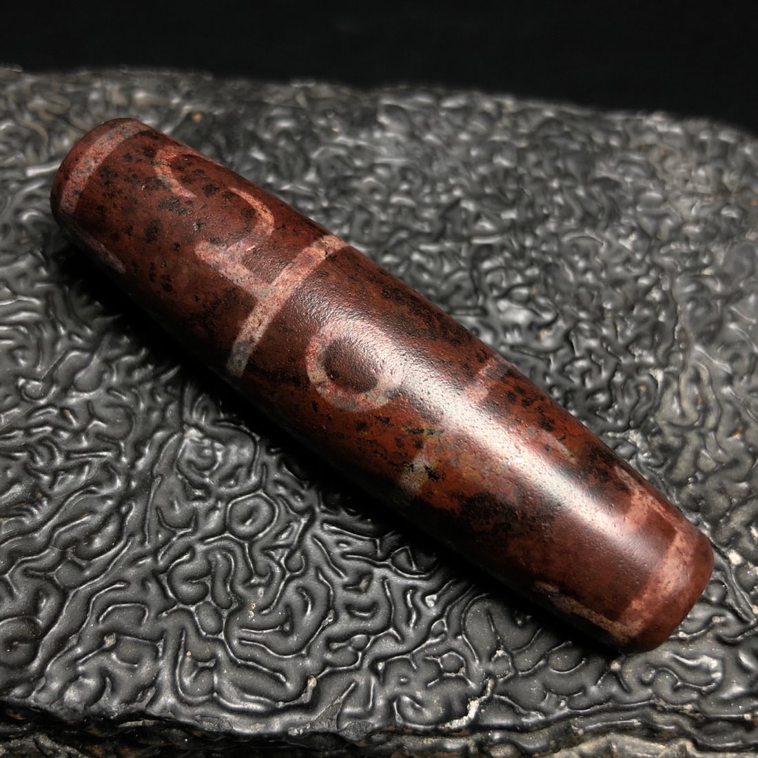 Chinese Natural Agate DZI Beads: Size: Width 5.8 cm - Height 1.5 cm Materials: Agate Dynasty: Qing dynasty Attribution: Qianlong Period Object: DZI beads