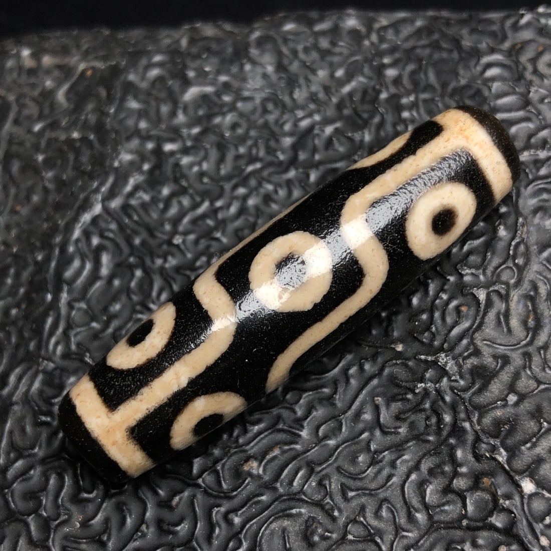 Chinese Natural Agate DZI Beads: Size: Width 4.6 cm - Height 1.2 cm Materials: Agate Dynasty: Qing dynasty Attribution: Qianlong Period Object: DZI beads
