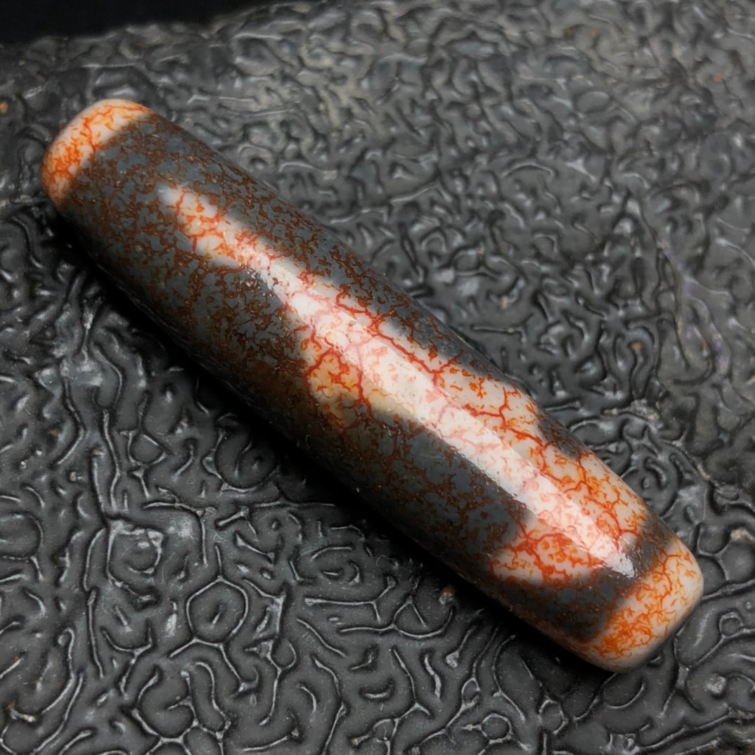 Chinese Natural Agate DZI Beads: Size: Width 5.2 cm - Height 1.3 cm Materials: Agate Dynasty: Qing dynasty Attribution: Qianlong Period Object: DZI beads
