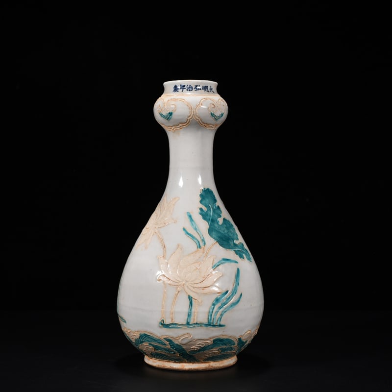 An Exquisite Chinese fahuacai garlic vase: Size: Height 30 cm - Widthh 16 cm Materials: Porcelain Dynasty: Ming dynasty Attribution: hongzhi Object: vase