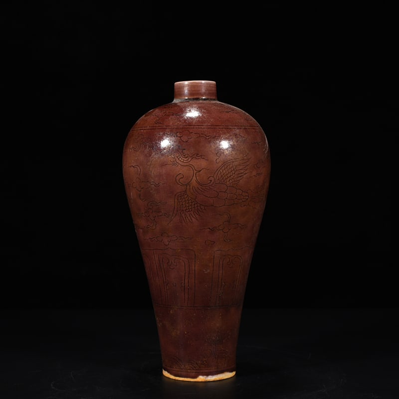 An Exquisite Chinese purple-glazed plum vase: Size: Height 23 cm - Widthh 11 cm Materials: Porcelain Dynasty: Ming dynasty Attribution: hongzhi Object: vase