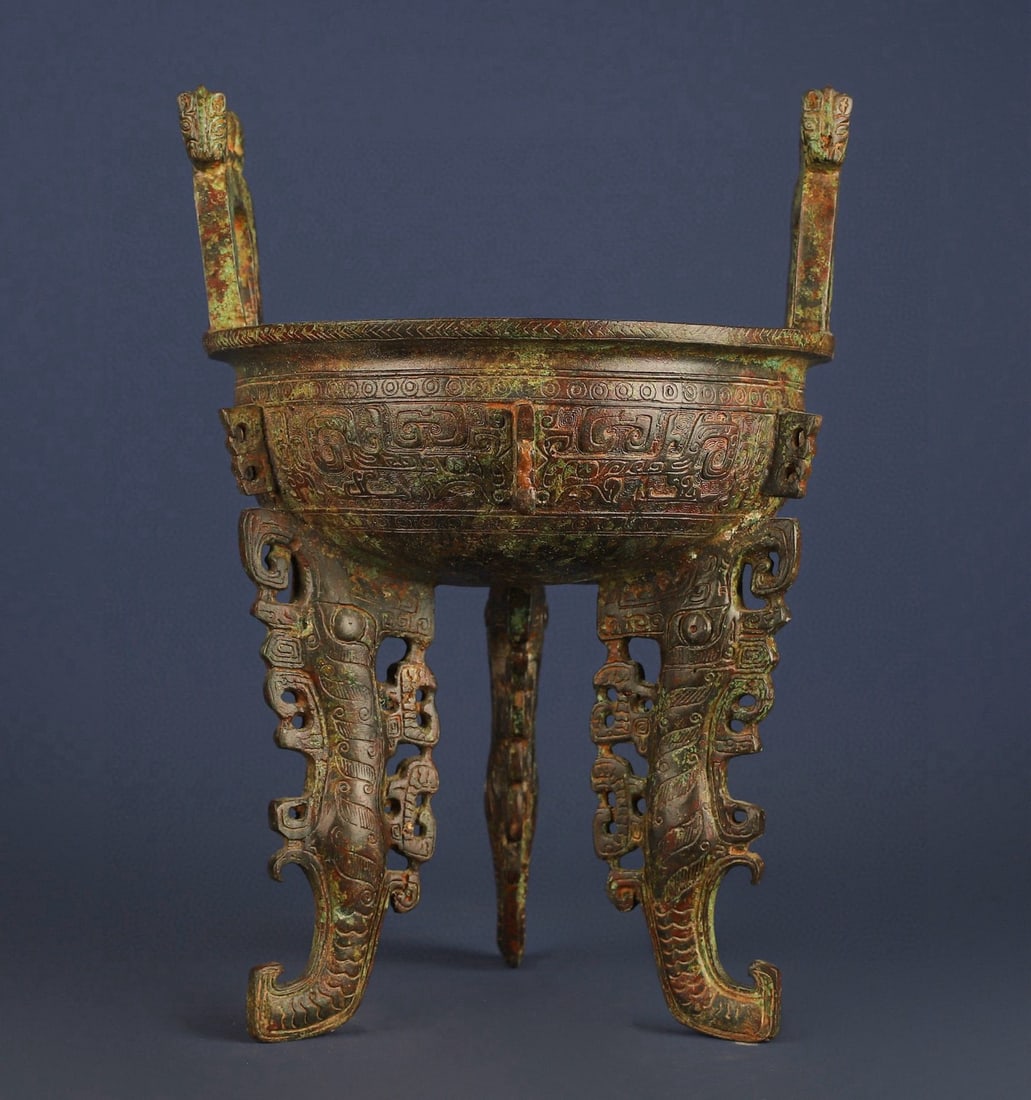An Exquisite Chinese Bronze flat legged tripod: Size: Height 30 cm - Width 21 cm Materials: Bronze Dynasty: zhou dynasty Attribution: 700-BC Object: Chinese Antiques