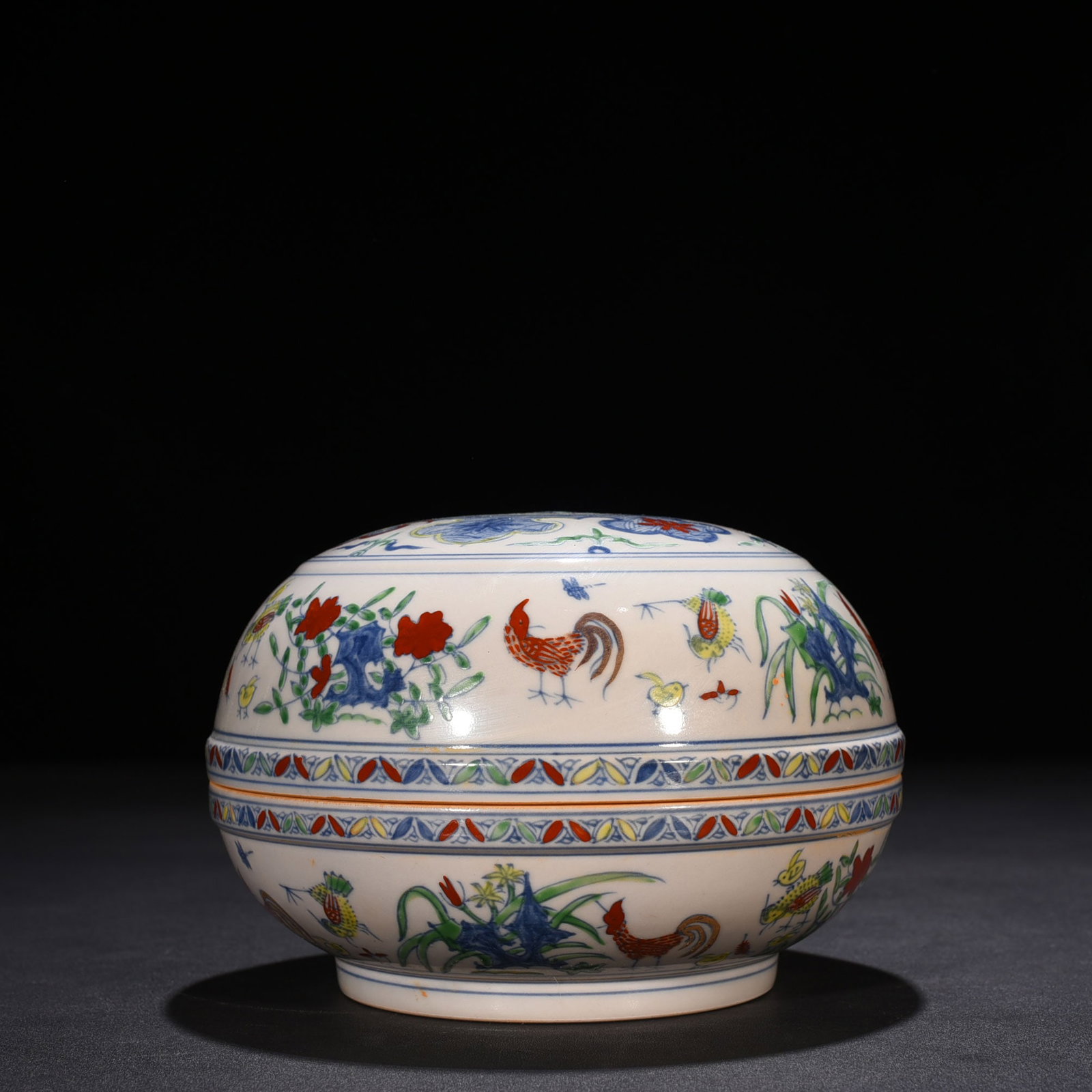 An Exquisite Chinese doucai porcelain box: Size: Height 13 cm - Widthh 18 cm Materials: Porcelain Dynasty: Ming dynasty Attribution: chenghua Object: box