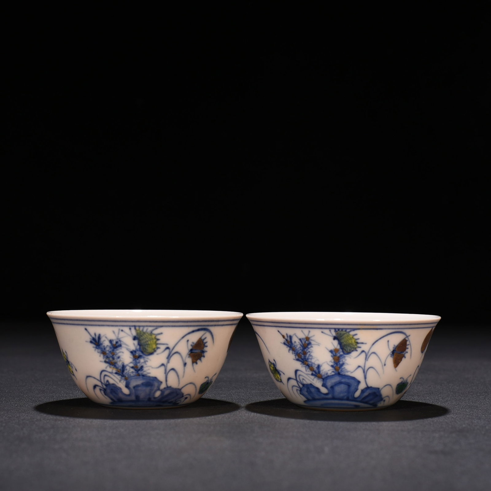 An Exquisite Chinese Purple Sanqiu Cup: Size: Height 3.8 cm - Widthh 8 cm Materials: Porcelain Dynasty: Ming dynasty Attribution: chenghua Object: cup