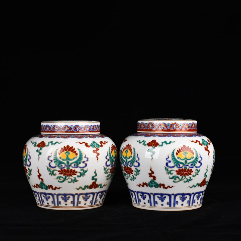 An Exquisite Chinese five-color lid jar: Size: Height 14 cm - Widthh 13 cm Materials: Porcelain Dynasty: Ming dynasty Attribution: chenghua Object: jar