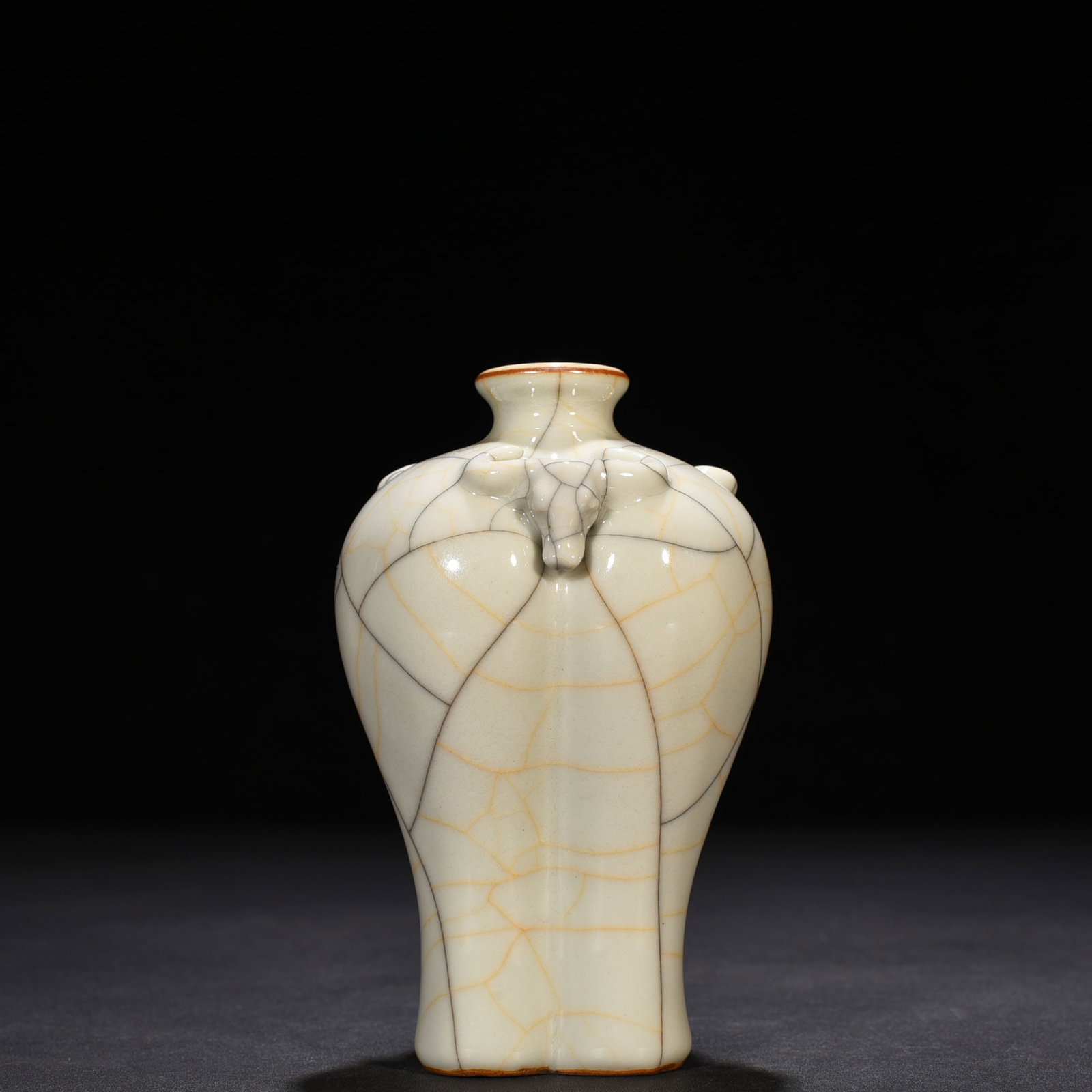 An Exquisite Chinese Ge kiln plum vase: Size: Height 14 cm - Widthh 9 cm Materials: Porcelain Dynasty: Ming dynasty Attribution: chenghua Object: vase