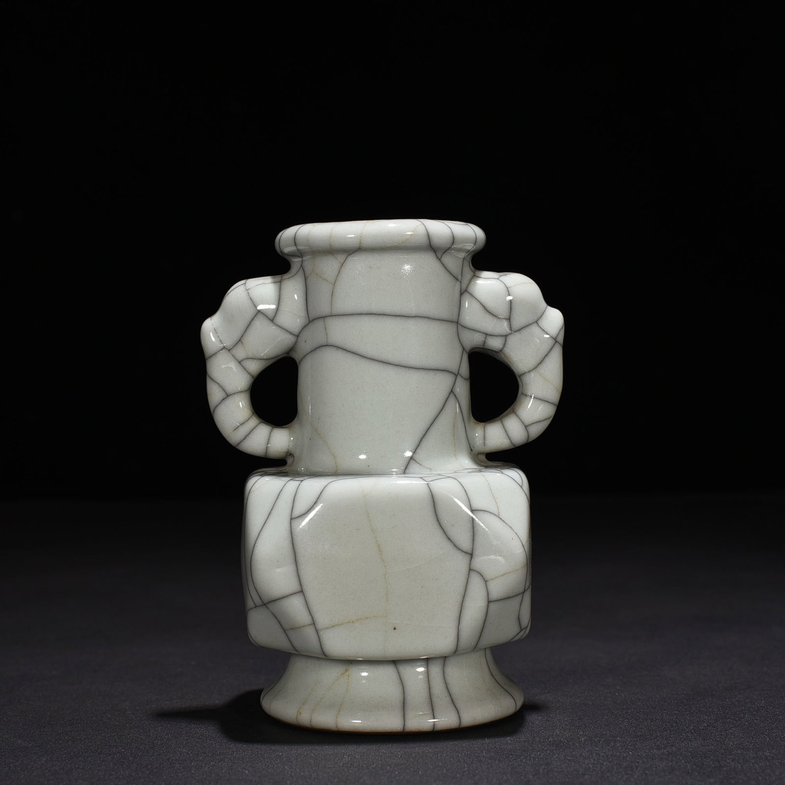 An Exquisite Chinese Ge Kiln Jiao Bottle: Size: Height 13 cm - Widthh 7.5 cm Materials: Porcelain Dynasty: Ming dynasty Attribution: chenghua Object: bottle