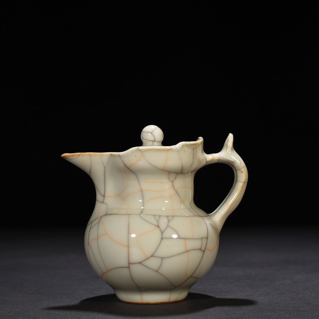 An Exquisite Chinese Ge Kiln Monk Hat Pot: Size: Height 11 cm - Widthh 12 cm Materials: Porcelain Dynasty: Ming dynasty Attribution: chenghua Object: pot