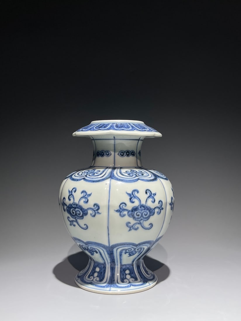 An Exquisite Chinese blue and white pomegranate Ganoderma lucidum pattern Porcelain vase: Size: Height 19.3 cm - Width 13.5 cm Materials: Porcelain Dynasty: Ming Dynasty Attribution: Xuande Period Object: vase