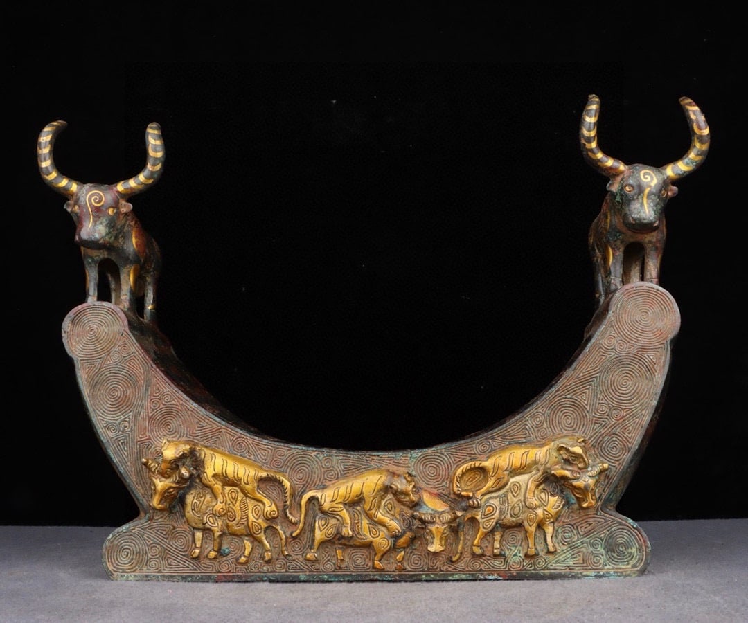 An Exquisite Chinese Bronze and gold double ox pillow: Size: Height 29 cm - Width 38 cm Materials: Bronze Dynasty: zhou dynasty Attribution: 700-BC Object: Chinese Antiques