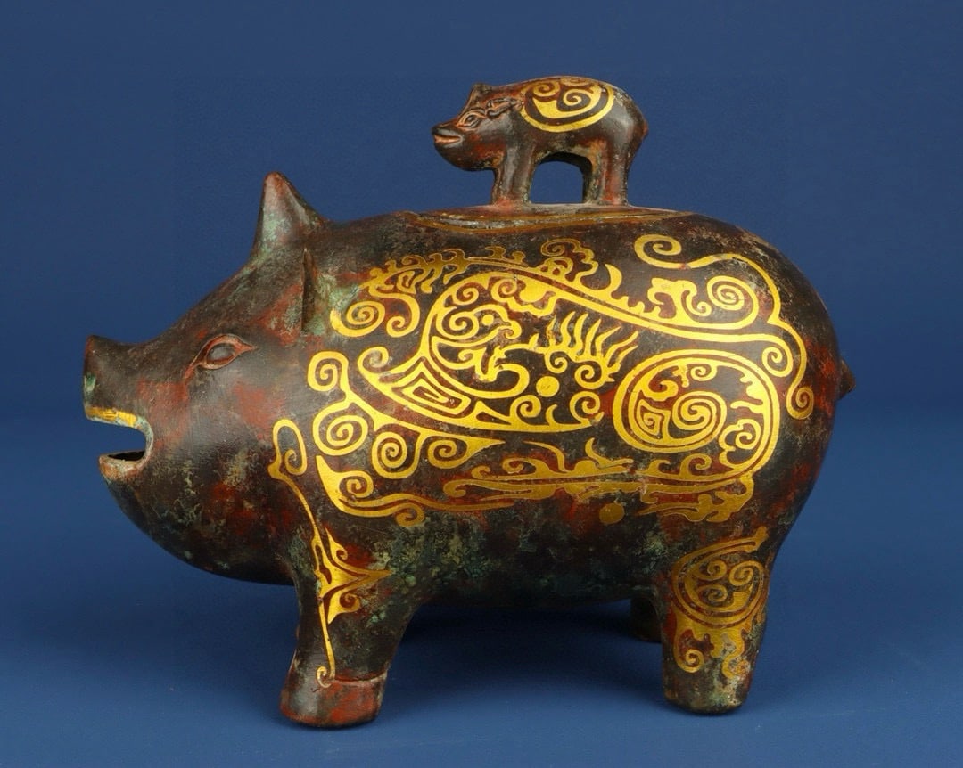 An Exquisite Chinese Bronze and gold pig statue: Size: Height 15 cm - Width 20 cm Materials: Bronze Dynasty: Han dynasty Attribution: 1st to 3rd-C Object: Chinese Antiques
