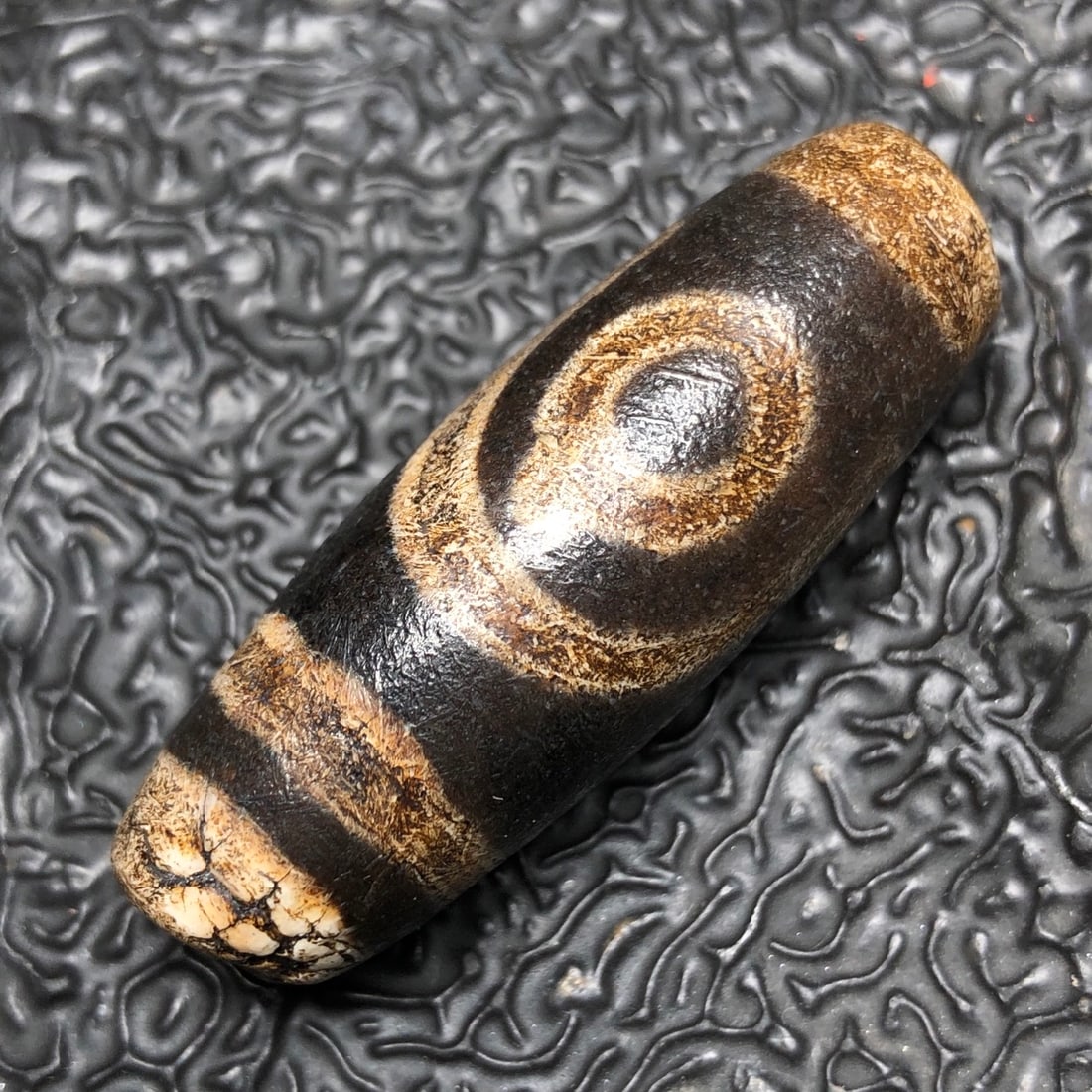 Chinese Natural Agate DZI Beads: Size: Width 4 cm - Height 1.5 cm Materials: Agate Dynasty: Qing dynasty Attribution: Qianlong Period Object: DZI beads