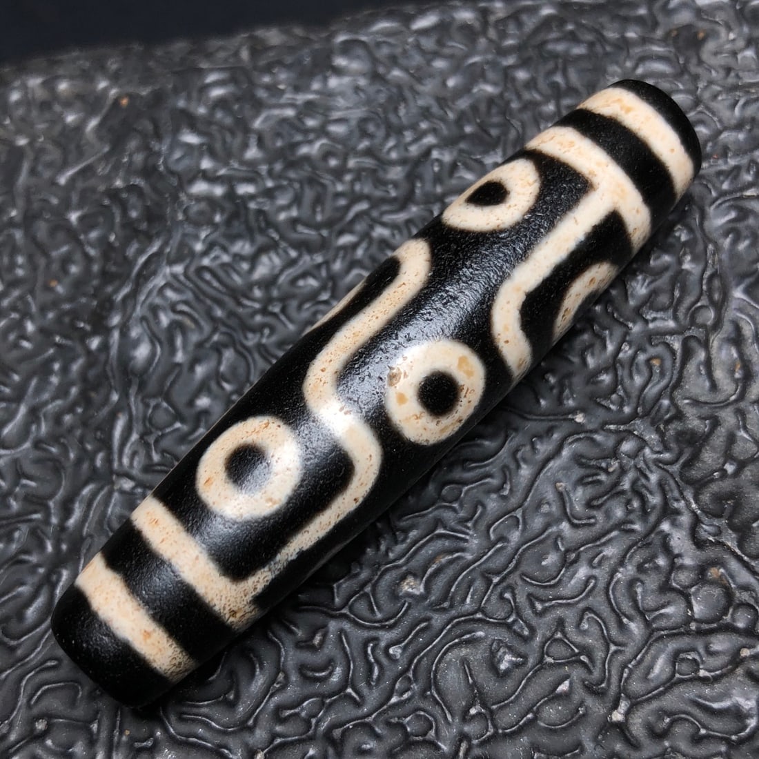 Chinese Natural Agate DZI Beads: Size: Width 5.6 cm - Height 1.3 cm Materials: Agate Dynasty: Qing dynasty Attribution: Qianlong Period Object: DZI beads