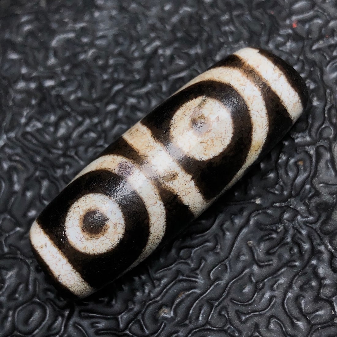 Chinese Natural Agate DZI Beads: Size: Width 3.6 cm - Height 1.3 cm Materials: Agate Dynasty: Qing dynasty Attribution: Qianlong Period Object: DZI beads
