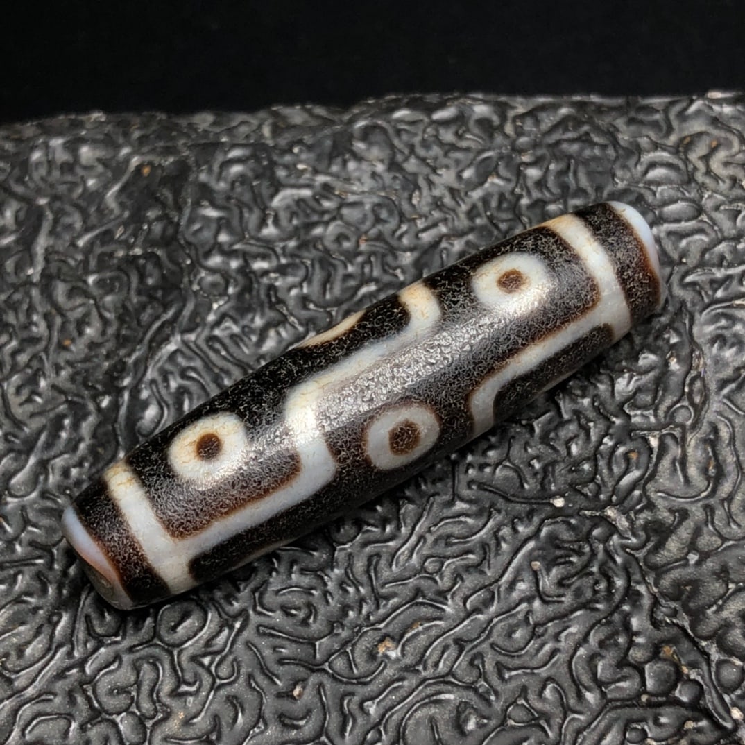 Chinese Natural Agate DZI Beads: Size: Width 5 cm - Height 1.3 cm Materials: Agate Dynasty: Qing dynasty Attribution: Qianlong Period Object: DZI beads