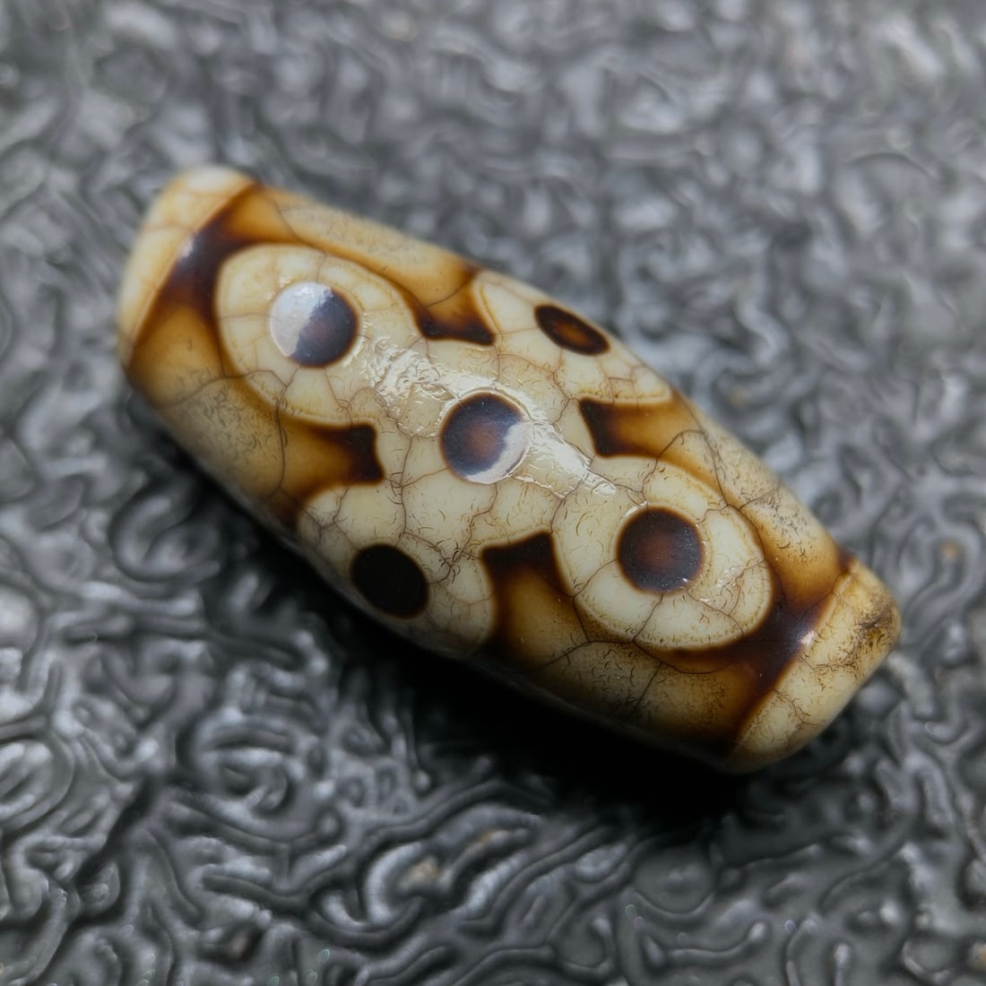 Chinese Natural Agate DZI Beads: Size: Width 3.1 cm - Height 1.3 cm Materials: Agate Dynasty: Qing dynasty Attribution: Qianlong Period Object: DZI beads
