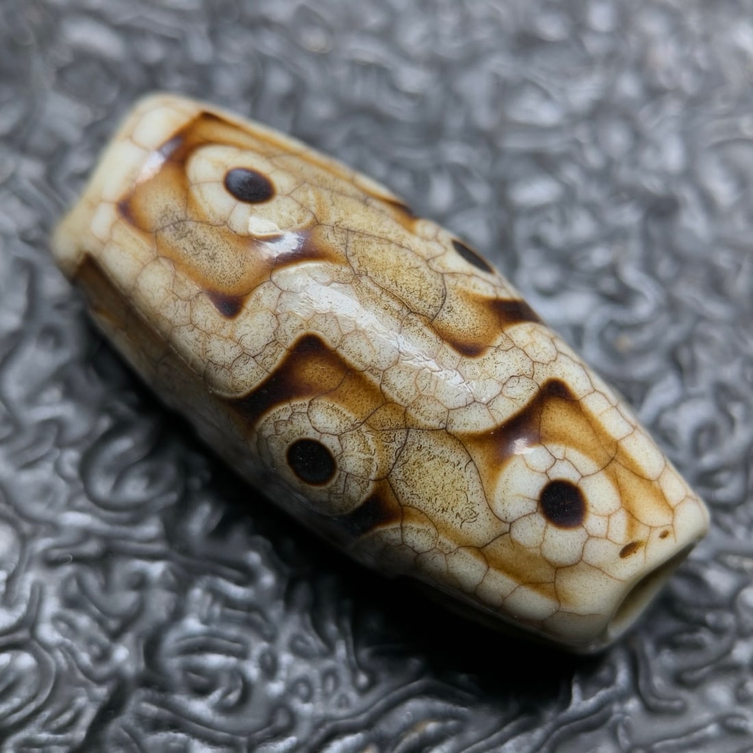 Chinese Natural Agate DZI Beads: Size: Width 3.1 cm - Height 1.3 cm Materials: Agate Dynasty: Qing dynasty Attribution: Qianlong Period Object: DZI beads