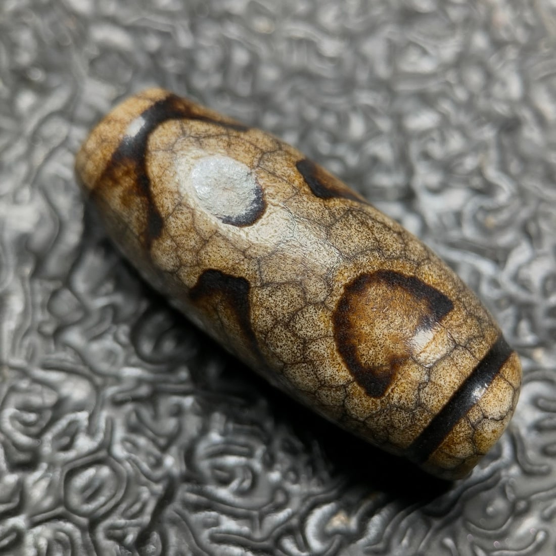 Chinese Natural Agate DZI Beads: Size: Width 3.1 cm - Height 1.4 cm Materials: Agate Dynasty: Qing dynasty Attribution: Qianlong Period Object: DZI beads