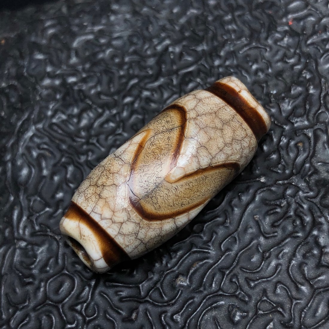 Chinese Natural Agate DZI Beads: Size: Width 3.1 cm - Height 1.3 cm Materials: Agate Dynasty: Qing dynasty Attribution: Qianlong Period Object: DZI beads