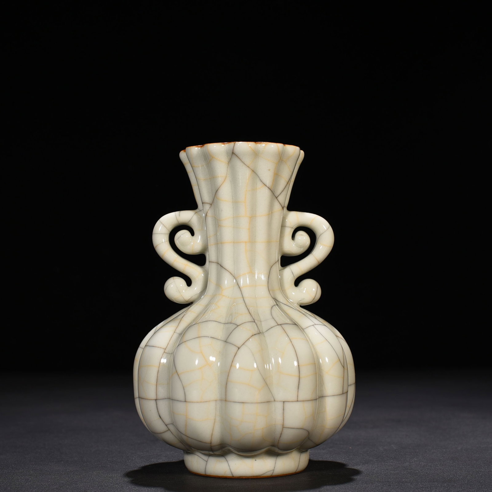 An Exquisite Chinese Ge Kiln Ruyi vase (1 of 8)