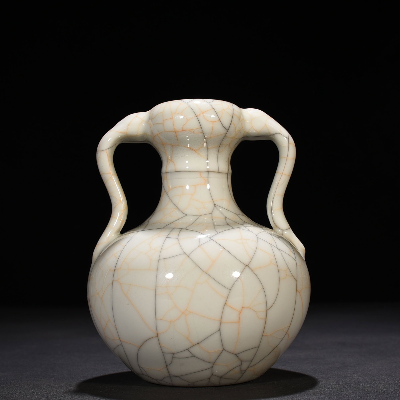 An Exquisite Chinese Ge Kiln Ruyi garlic vase: Size: Height 18 cm - Widthh 14 cm Materials: Porcelain Dynasty: Ming dynasty Attribution: chenghua Object: vase
