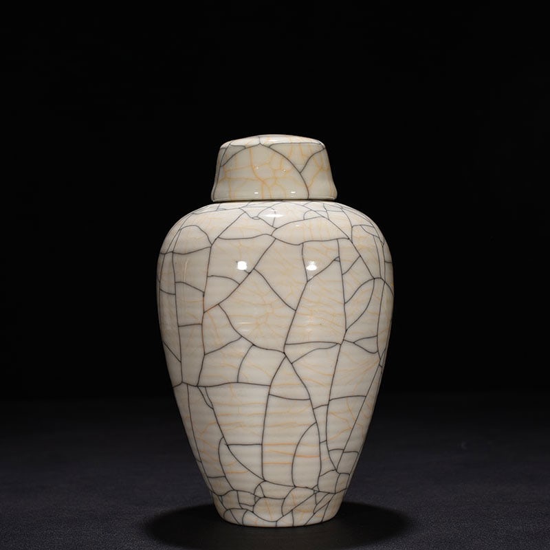 An Exquisite Chinese Ge kiln plum vase with lid: Size: Height 19 cm - Widthh 12 cm Materials: Porcelain Dynasty: Ming dynasty Attribution: chenghua Object: vase