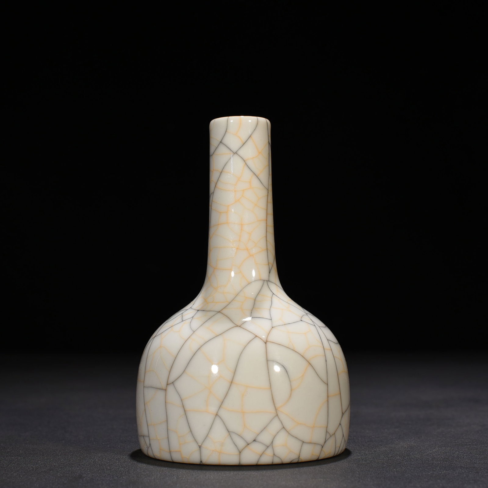 An Exquisite Chinese Ge Kiln Rattle Vase: Size: Height 14 cm - Widthh 8.5 cm Materials: Porcelain Dynasty: Ming dynasty Attribution: chenghua Object: vase