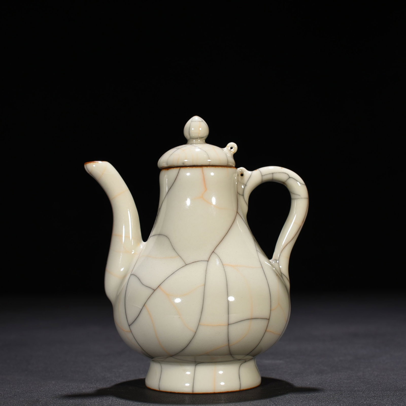 An Exquisite Chinese Ge Kiln pear-shaped pot (1 of 9)