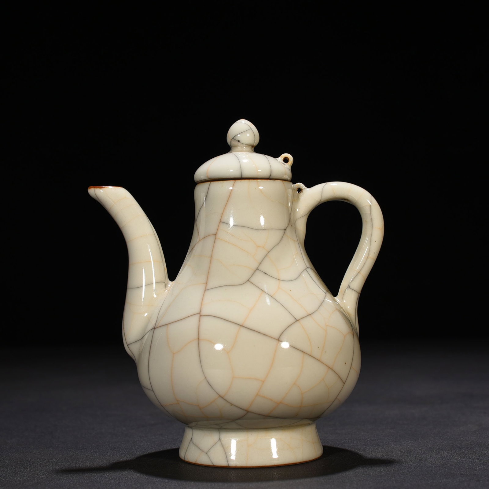 An Exquisite Chinese Ge Kiln pear-shaped pot (1 of 7)