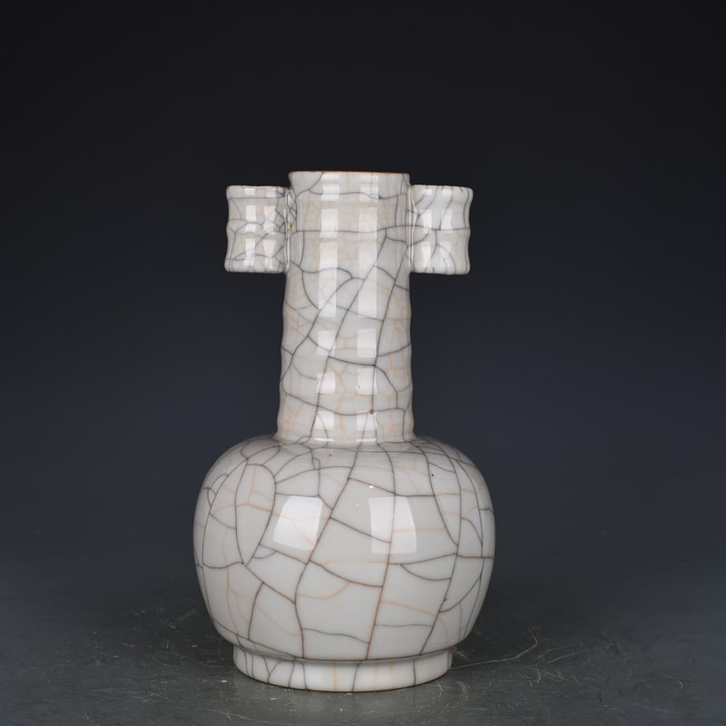 An Exquisite Chinese Ge kiln bottle (1 of 9)