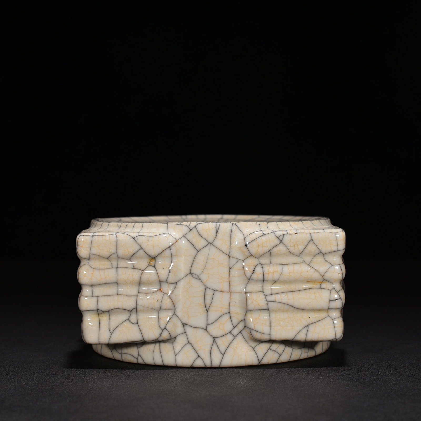 An Exquisite Chinese Ge kiln Cong style washer: Size: Height 7 cm - Widthh 15 cm Materials: Porcelain Dynasty: Ming dynasty Attribution: chenghua Object: washer