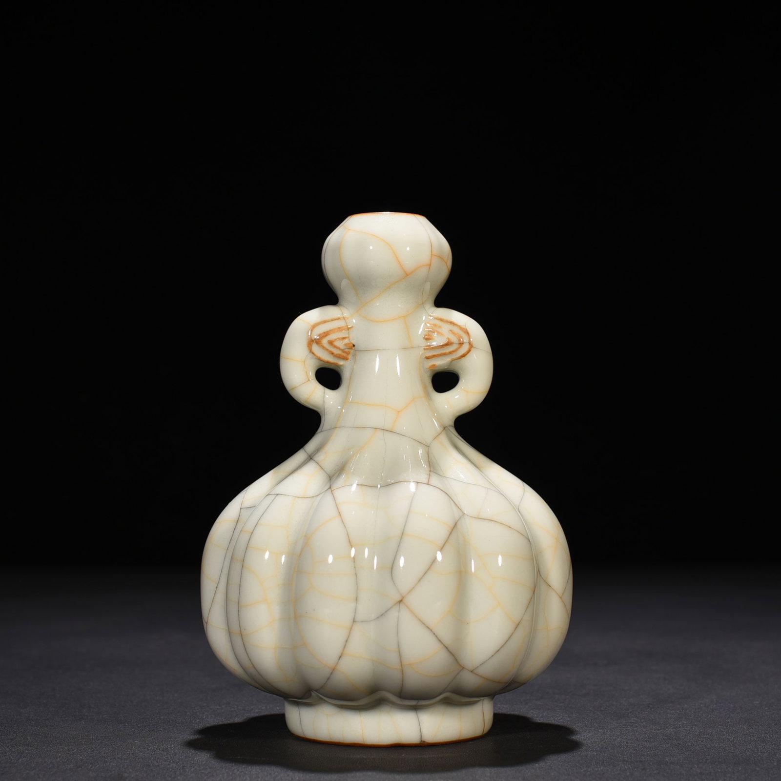 An Exquisite Chinese Ge Kiln garlic vase: Size: Height 16 cm - Widthh 11 cm Materials: Porcelain Dynasty: Ming dynasty Attribution: chenghua Object: vase