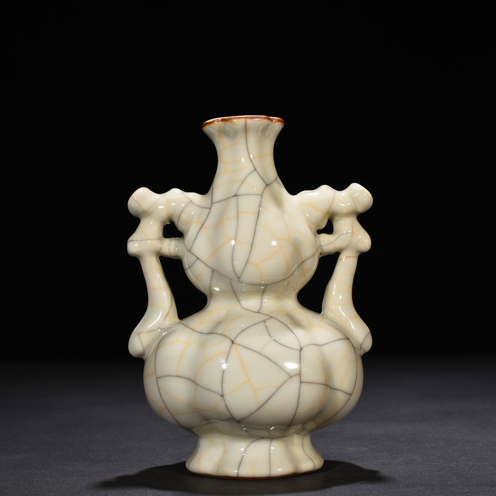 An Exquisite Chinese Ge Kiln gourd vase: Size: Height 17 cm - Widthh 12 cm Materials: Porcelain Dynasty: Ming dynasty Attribution: chenghua Object: vase