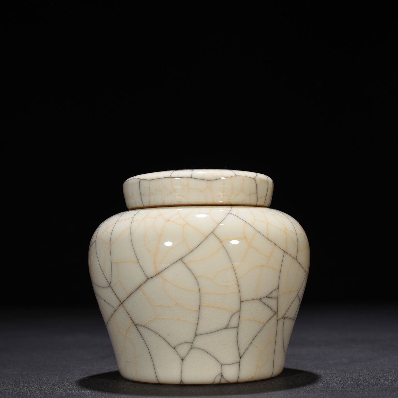 An Exquisite Chinese ge kiln lid jar: Size: Height 10.5 cm - Widthh 11 cm Materials: Porcelain Dynasty: Ming dynasty Attribution: chenghua Object: jar