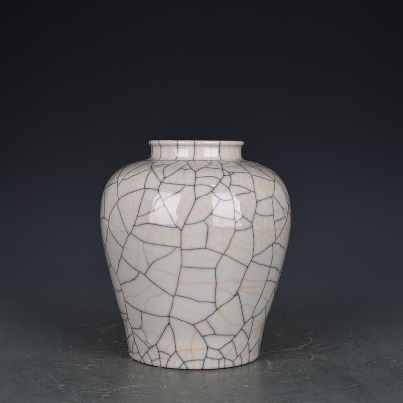 An Exquisite Chinese Ge kiln jar: Size: Height 18 cm - Widthh 15 cm Materials: Porcelain Dynasty: Ming dynasty Attribution: chenghua Object: jar
