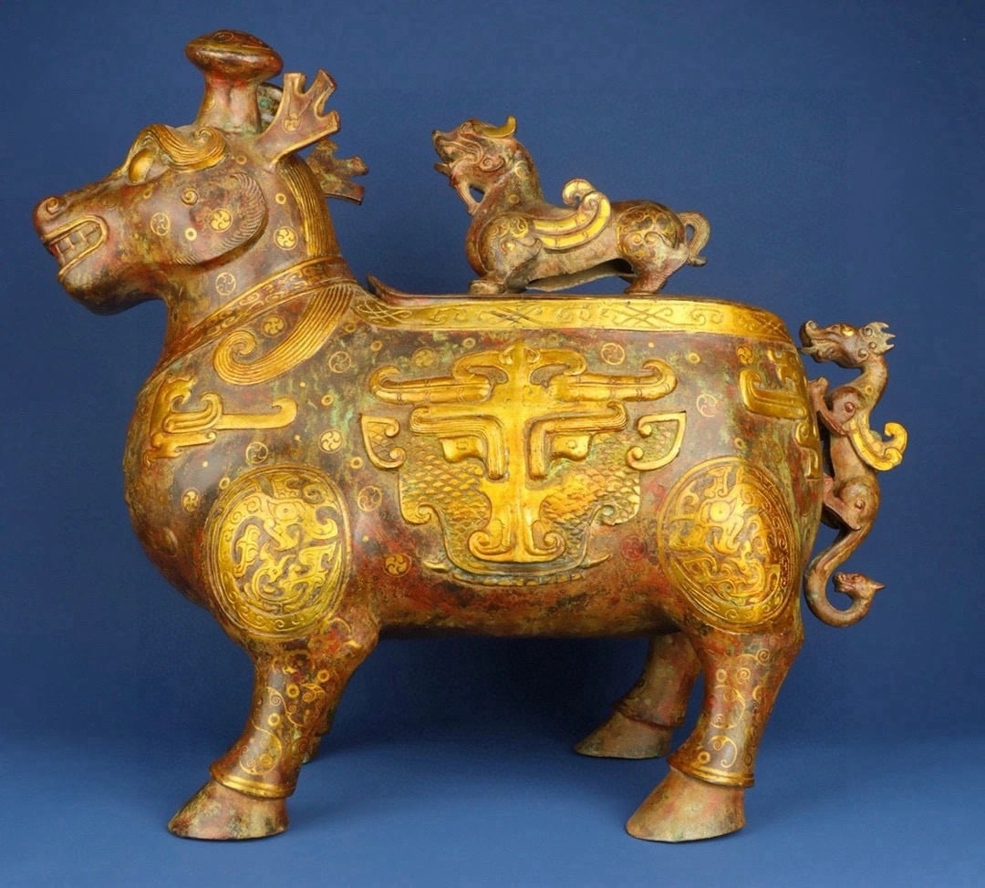 An Exquisite Chinese Bronze and gold beast statue (1 of 9)