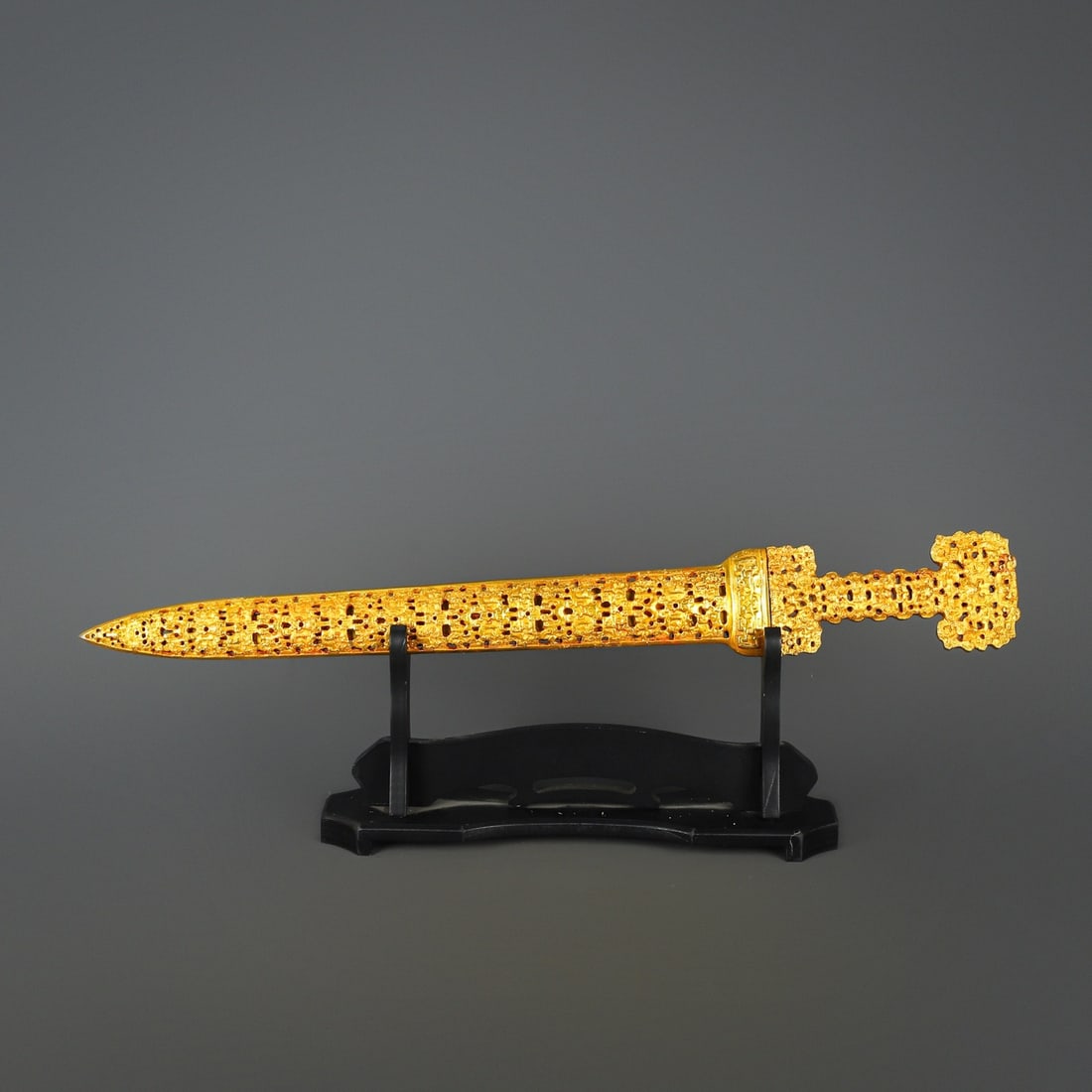 An Exquisite Chinese Bronze and Real Gold Sword: Size: Height 70 cm - Width 9.5 cm Materials: Bronze Dynasty: Han dynasty Attribution: 1st to 3rd-C Object: Chinese Antiques