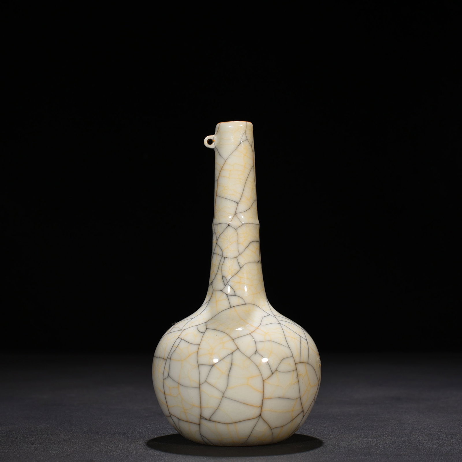 An Exquisite Chinese Ge Kiln Bile Vase: Size: Height 18 cm - Widthh 9 cm Materials: Porcelain Dynasty: Ming dynasty Attribution: chenghua Object: vase